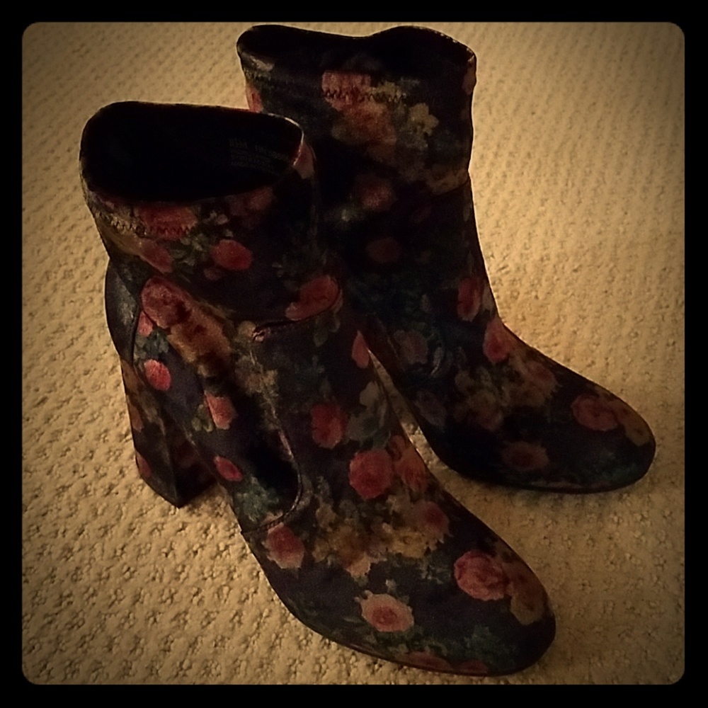 ABOUND velvet boots